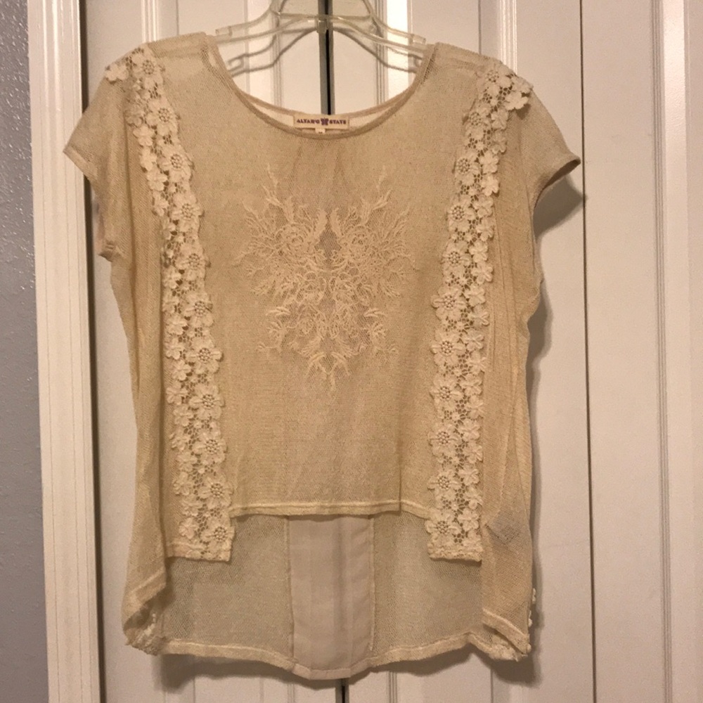 EUC Crochet Lace SS Hi Lo Top, Sz M